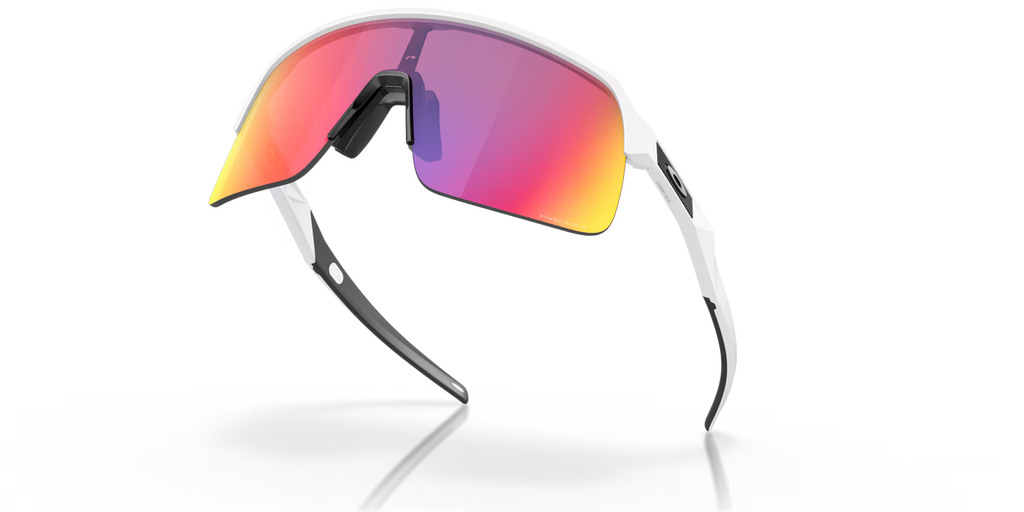 Lunettes de soleil Oakley Sutro Lite Matte White Prizm Road, vue du dessous mettant en évidence la monture, les verres et les branches.