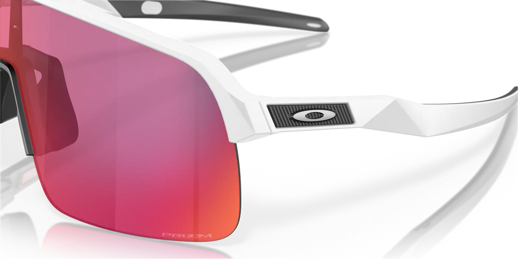 Gros plan sur les lunettes Oakley Sutro Lite Matte White Prizm Road, mettant en évidence le logo Oakley, la monture blanche et les verres Prizm Road.