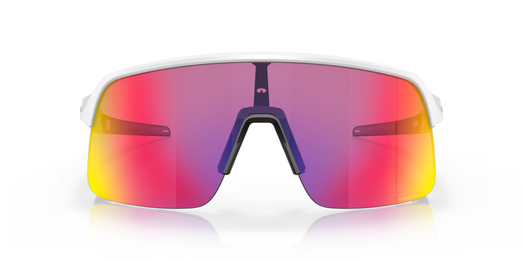 Occhiali da sole Oakley Sutro Lite Matte White con lenti Prizm Road, vista frontale con aste aperte.