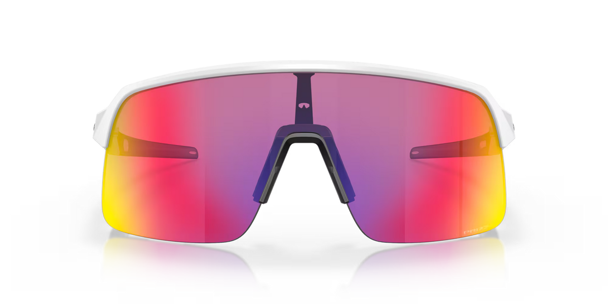 Occhiali da sole Oakley Sutro Lite Matte White con lenti Prizm Road, vista frontale con aste aperte.