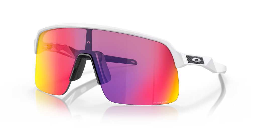 Lunettes de soleil sport Oakley Sutro Lite Matte White Prizm Road, vue de face en trois quarts avec monture blanche mate et verres Prizm Road.