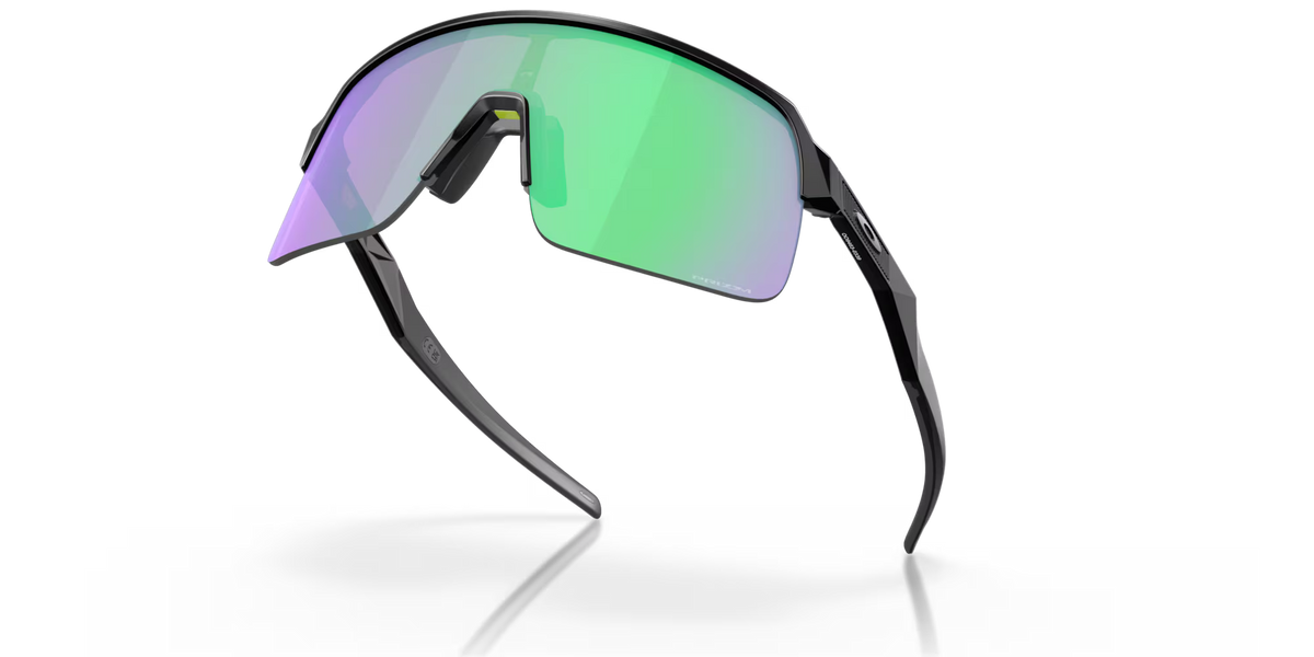 Lunettes de soleil Oakley Sutro Lite Matte Black Prizm Road Jade, vue du dessous mettant en évidence la monture, les verres et les branches.