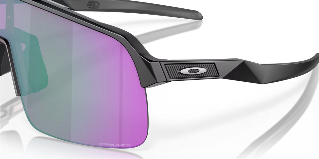 Gros plan sur les lunettes Oakley Sutro Lite Matte Black Prizm Road Jade, mettant en évidence le logo Oakley, la monture noire et les verres Prizm Road Jade.