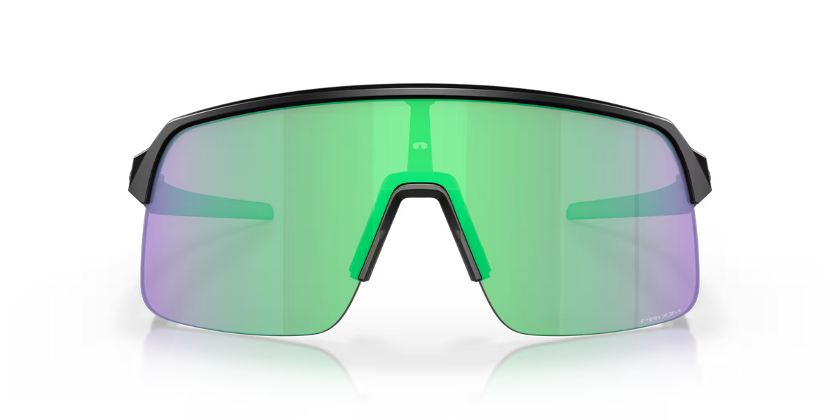 Occhiali da sole Oakley Sutro Lite Matte Black con lenti Prizm Road Jade, vista frontale con aste aperte.