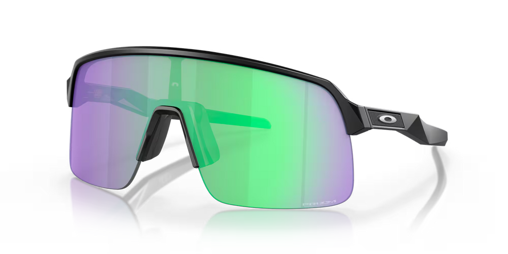 Lunettes de soleil sport Oakley Sutro Lite Matte Black Prizm Road Jade, vue de face en trois quarts avec monture noire mate et verres Prizm Road Jade.