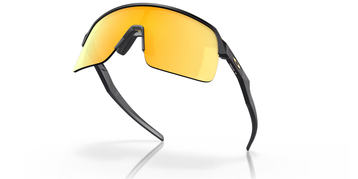 Lunettes de soleil Oakley Sutro Lite Matte Carbon Prizm 24K, vue du dessous mettant en évidence la monture, les verres dorés et les branches.