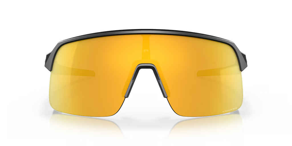 Occhiali da sole Oakley Sutro Lite Matte Carbon con lenti Prizm 24K, vista frontale con aste aperte.