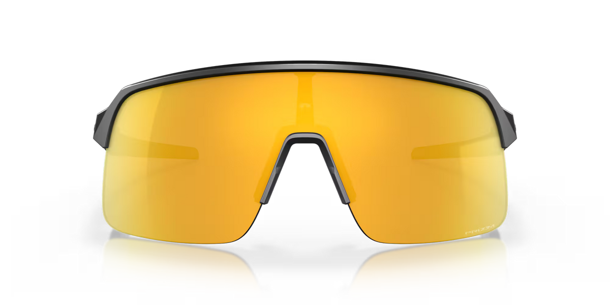 Occhiali da sole Oakley Sutro Lite Matte Carbon con lenti Prizm 24K, vista frontale con aste aperte.