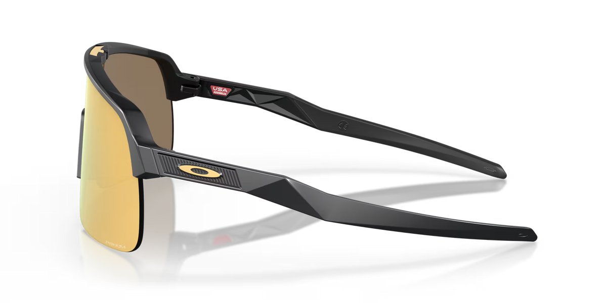 Occhiali da sole sportivi Oakley Sutro Lite Matte Carbon Prizm 24K, vista laterale con montatura grigio carbone opaca e lenti dorate.