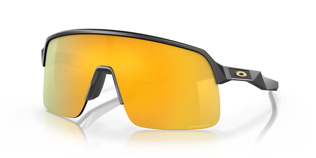 Lunettes de soleil sport Oakley Sutro Lite Matte Carbon Prizm 24K, vue de face en trois quarts avec monture gris carbone et verres dorés.