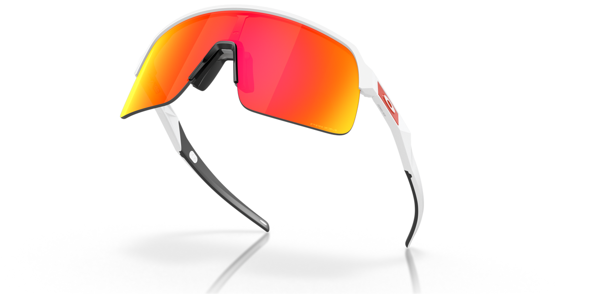 Lunettes Oakley Sutro Lite S blanches mates avec verres Prizm Ruby, vue du dessous avec les branches repliées.