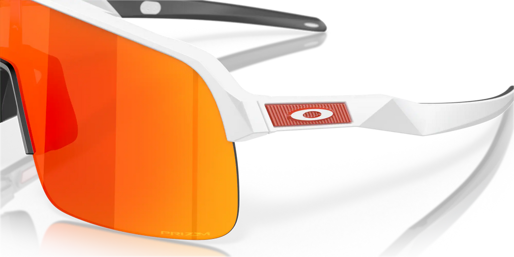 Gros plan des lunettes Oakley Sutro Lite S Matte White Prizm Ruby mettant en évidence le logo Oakley, la monture blanche et le verre rouge.
