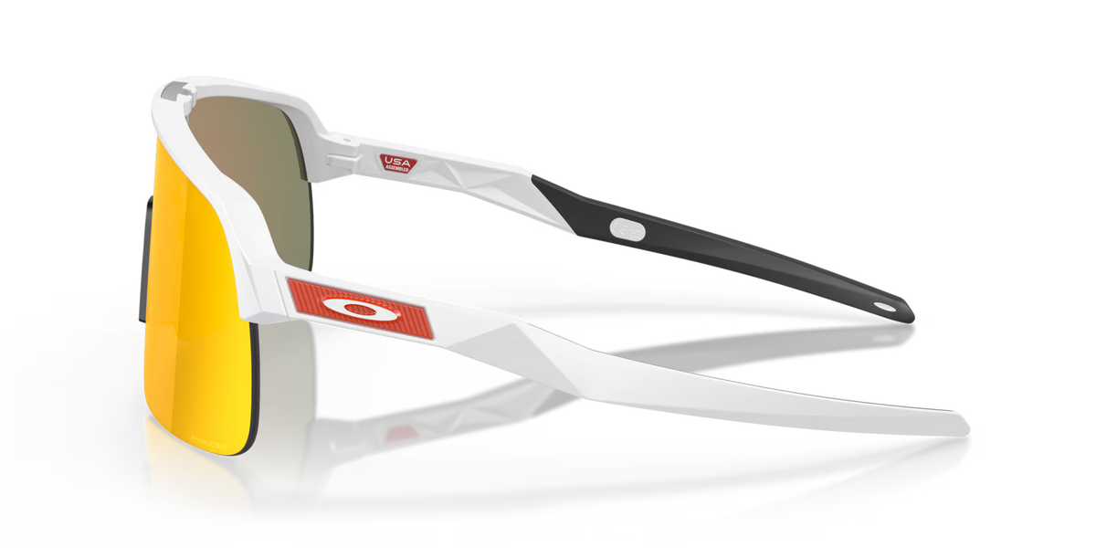 Occhiali da sole sportivi Oakley Sutro Lite S Matte White Prizm Ruby, vista laterale con montatura bianca opaca e lente rossa.