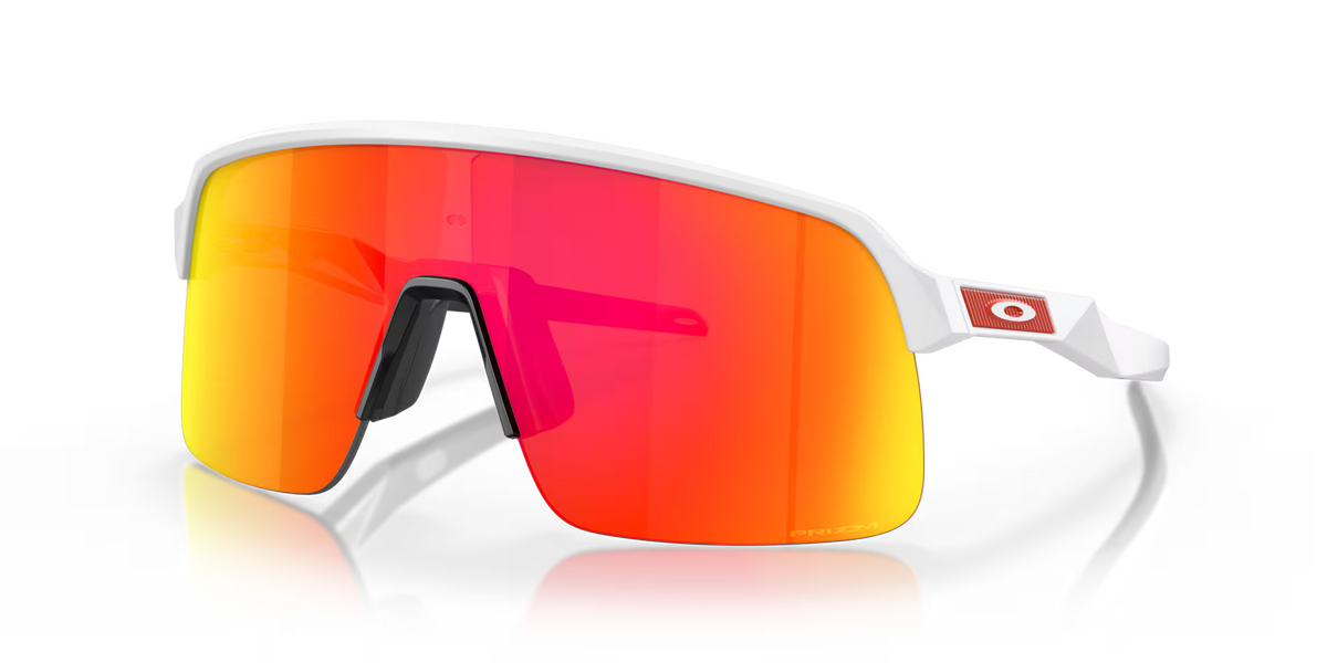 Oakley Sutro Lite S Matte White Prizm Ruby – lunettes de soleil sport blanches mates avec verres rouges Prizm Ruby, vue de face en trois quarts.