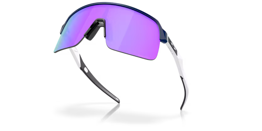 Lunettes de soleil Oakley Sutro Lite Matte Navy Prizm Violet, vue du dessous mettant en évidence la monture bleu marine, les verres violets et les branches blanches.