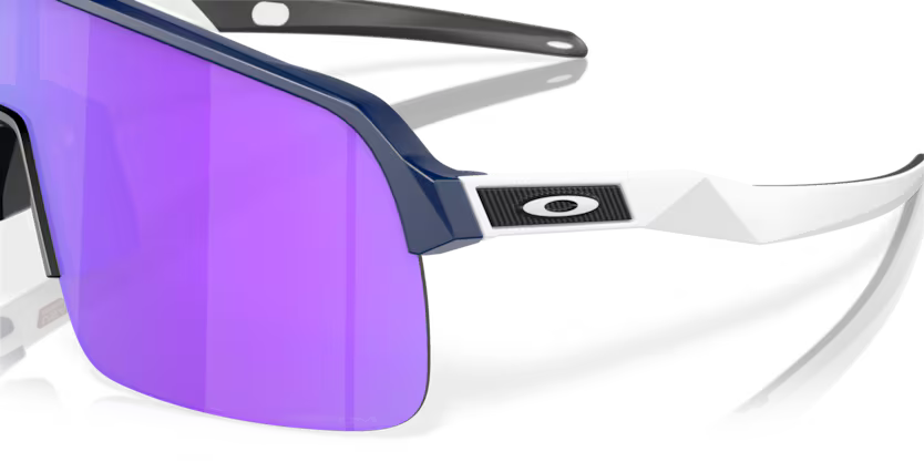 Gros plan sur les lunettes Oakley Sutro Lite Matte Navy Prizm Violet, mettant en évidence le logo Oakley, le haut de la monture bleu marine et les reflets violets des verres.