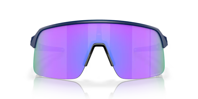 Occhiali da sole Oakley Sutro Lite Matte Navy con lenti Prizm Violet, vista frontale con aste bianche aperte.