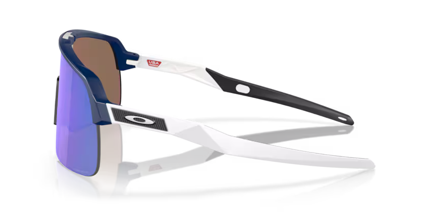 Occhiali da sole sportivi Oakley Sutro Lite Matte Navy Prizm Violet, vista laterale con parte superiore della montatura blu navy e aste bianche.
