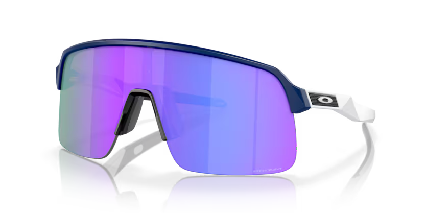Lunettes de soleil sport Oakley Sutro Lite Matte Navy Prizm Violet, vue de face en trois quarts avec le haut de la monture bleu marine, les branches blanches et les verres violets.