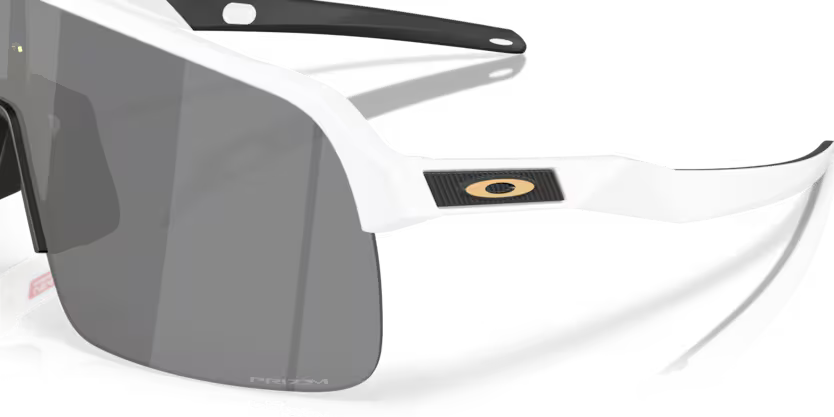 Gros plan sur les lunettes Oakley Sutro Lite Matte White Prizm Black, mettant en évidence le logo Oakley, la monture blanche et les verres foncés.