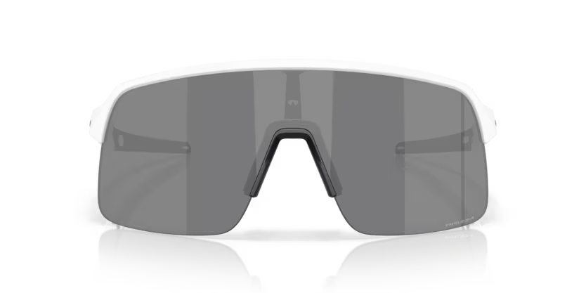Occhiali da sole Oakley Sutro Lite Matte White con lenti Prizm Black, vista frontale con aste aperte.