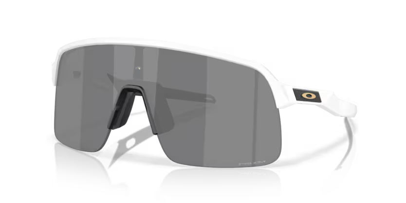 Lunettes de soleil sport Oakley Sutro Lite Matte White Prizm Black, vue de face en trois quarts avec monture blanche mate et verres noirs.