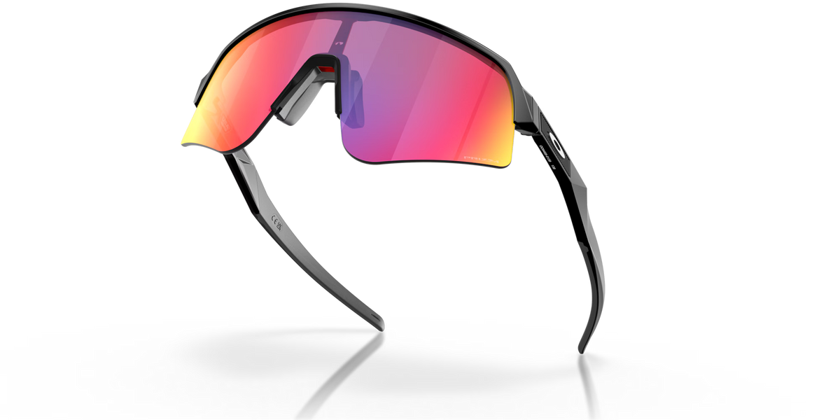 Lunettes de soleil Oakley Sutro Lite Sweep Matte Black Prizm Road, vue du dessous mettant en évidence la monture, les verres et les branches.