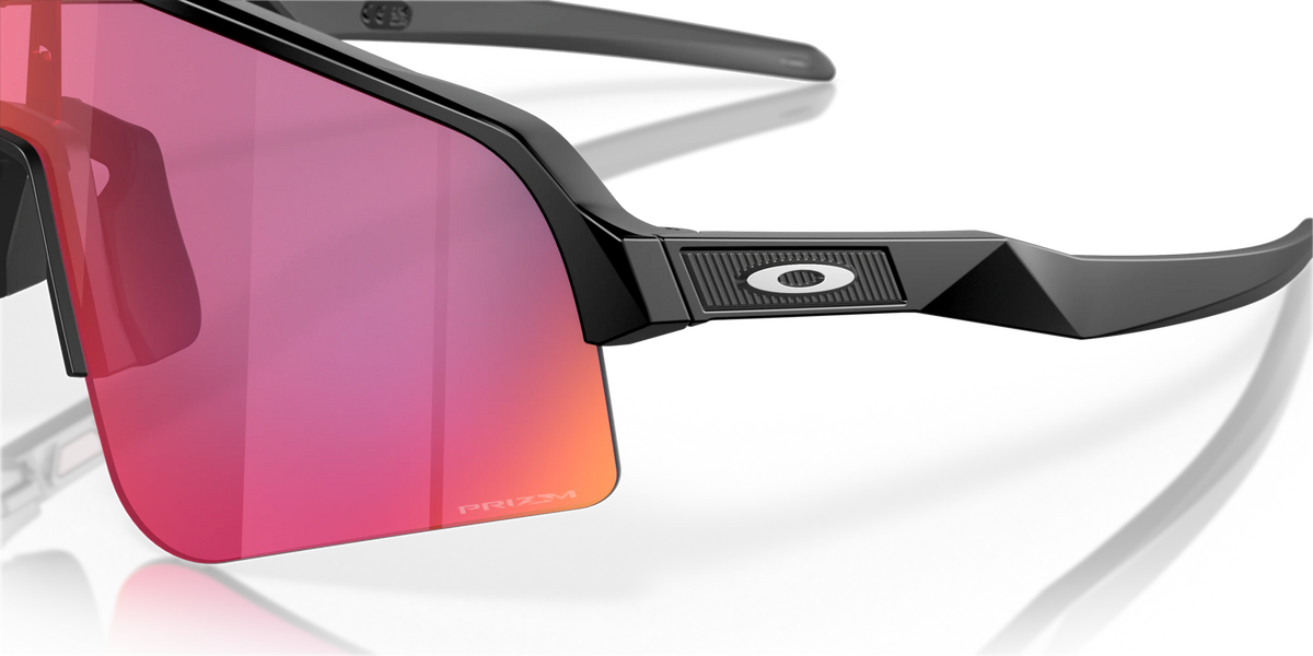 Gros plan sur les lunettes Oakley Sutro Lite Sweep Matte Black Prizm Road, mettant en évidence le logo Oakley, la monture noire et les verres Prizm Road.