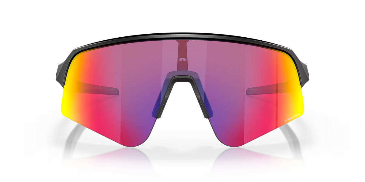 Occhiali da sole Oakley Sutro Lite Sweep Matte Black con lenti Prizm Road, vista frontale con aste aperte.