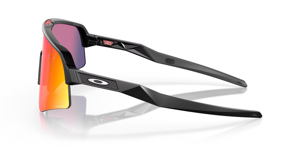 Occhiali da sole sportivi Oakley Sutro Lite Sweep Matte Black Prizm Road, vista laterale con montatura nera opaca e lenti Prizm Road.