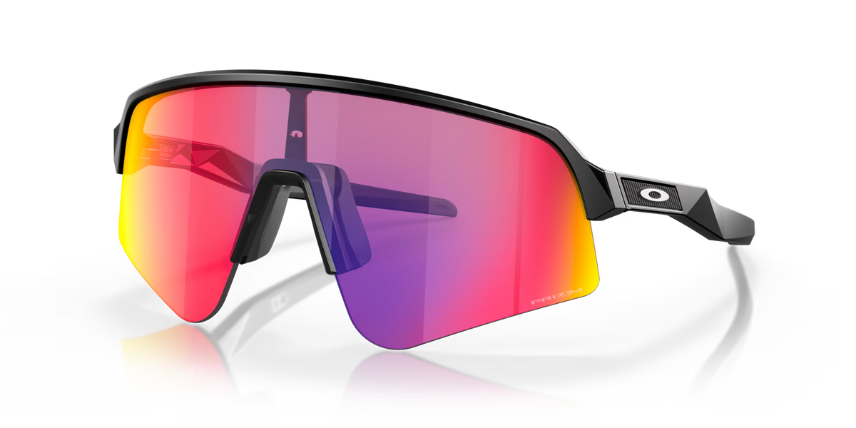 Lunettes de soleil Oakley Sutro Lite Sweep Matte Black Prizm Road, vue de face en trois quarts avec monture noire mate et verres Prizm Road.