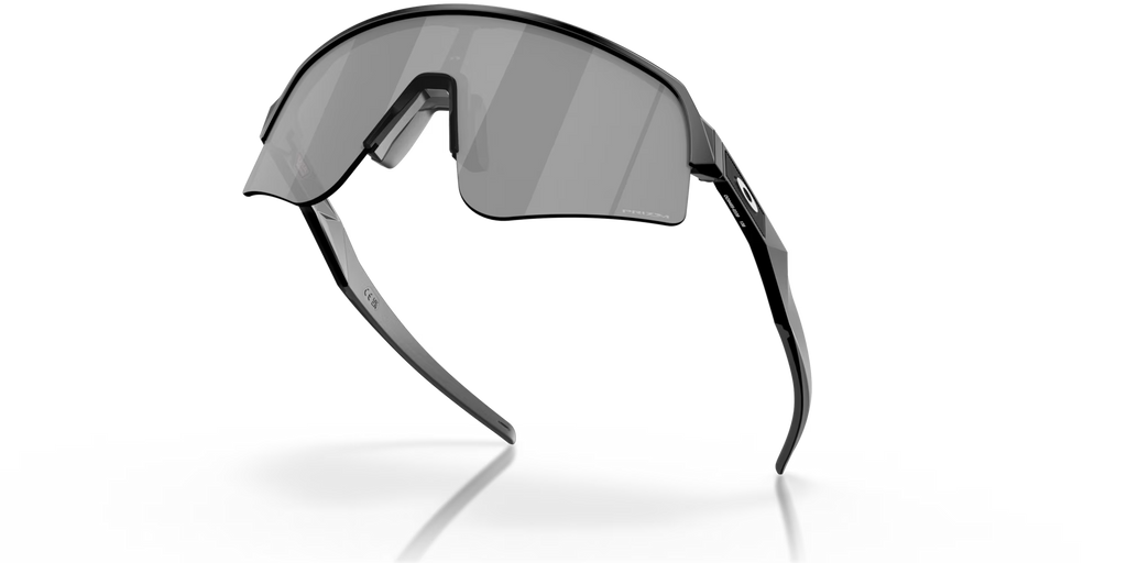 Lunettes de soleil Oakley Sutro Lite Sweep Matte Black Prizm Black, vue du dessous mettant en évidence la monture, les verres et les branches.