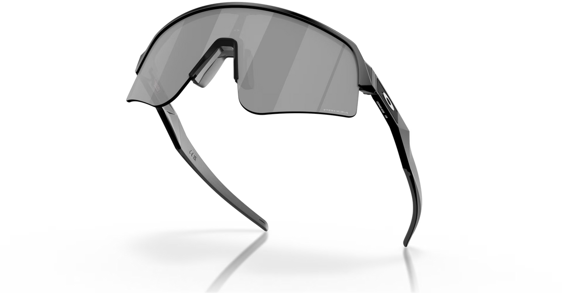 Lunettes de soleil Oakley Sutro Lite Sweep Matte Black Prizm Black, vue du dessous mettant en évidence la monture, les verres et les branches.