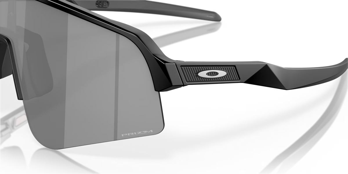 Gros plan sur les lunettes Oakley Sutro Lite Sweep Matte Black Prizm Black, mettant en évidence le logo Oakley, la monture noire mate et les verres foncés.