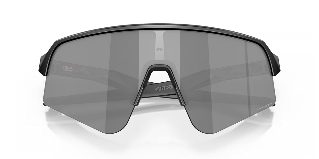 Occhiali da sole Oakley Sutro Lite Sweep Matte Black con lenti Prizm Black, vista frontale con aste aperte.