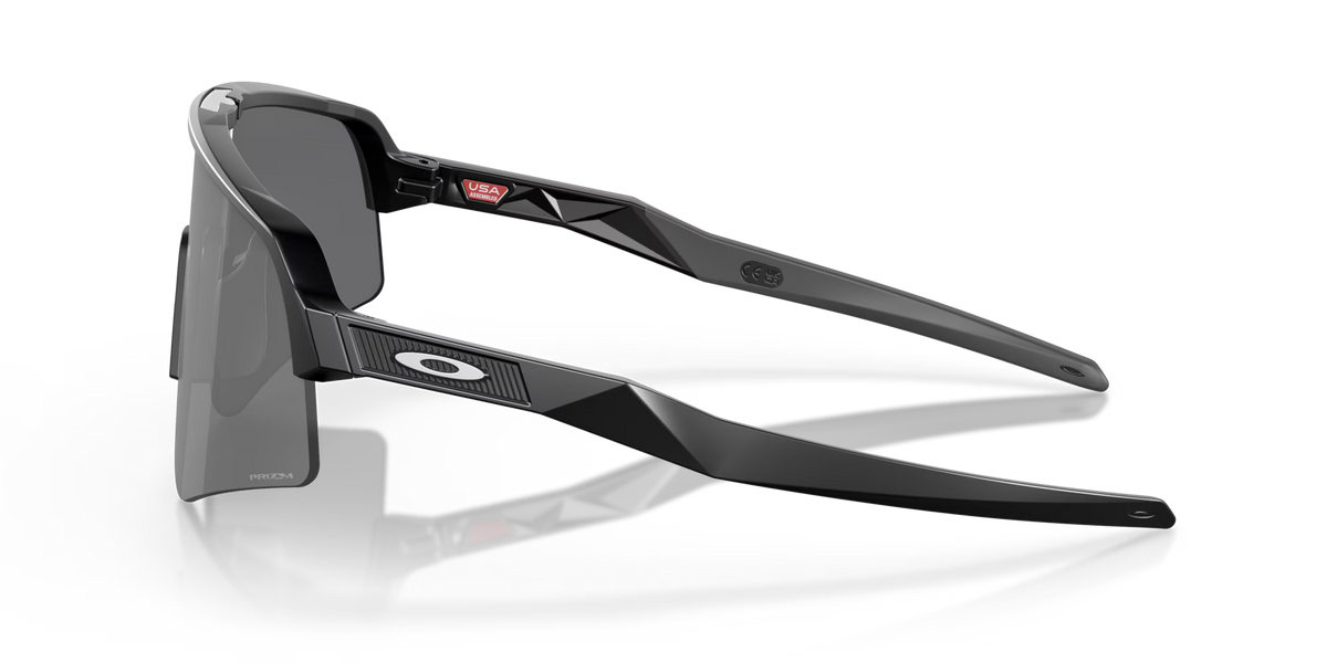 Occhiali da sole sportivi Oakley Sutro Lite Sweep Matte Black Prizm Black, vista laterale con montatura nera opaca e lenti scure.