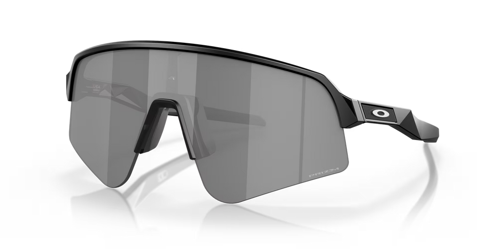 Lunettes de soleil sport Oakley Sutro Lite Sweep Matte Black Prizm Black, vue de face en trois quarts avec monture noire mate et verres Prizm Black.