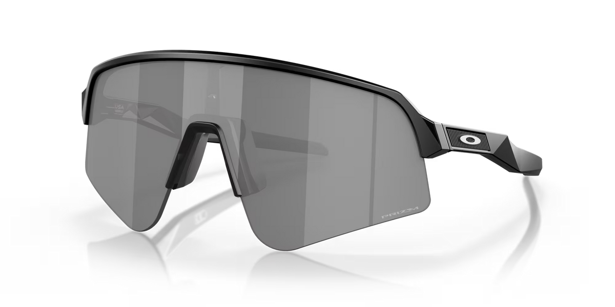 Lunettes de soleil sport Oakley Sutro Lite Sweep Matte Black Prizm Black, vue de face en trois quarts avec monture noire mate et verres Prizm Black.
