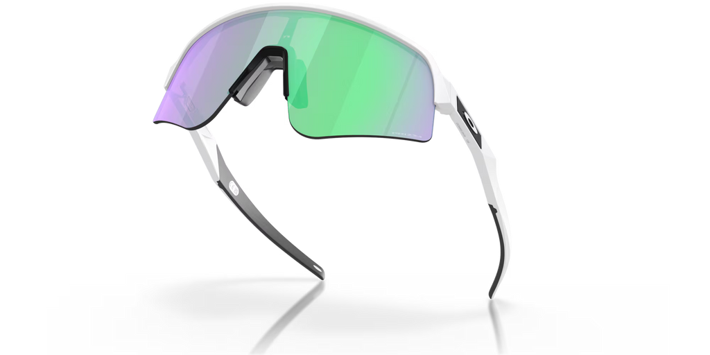 Lunettes de soleil Oakley Sutro Lite Sweep Matte White Prizm Road Jade, vue du dessous mettant en évidence la monture, les verres et les branches.