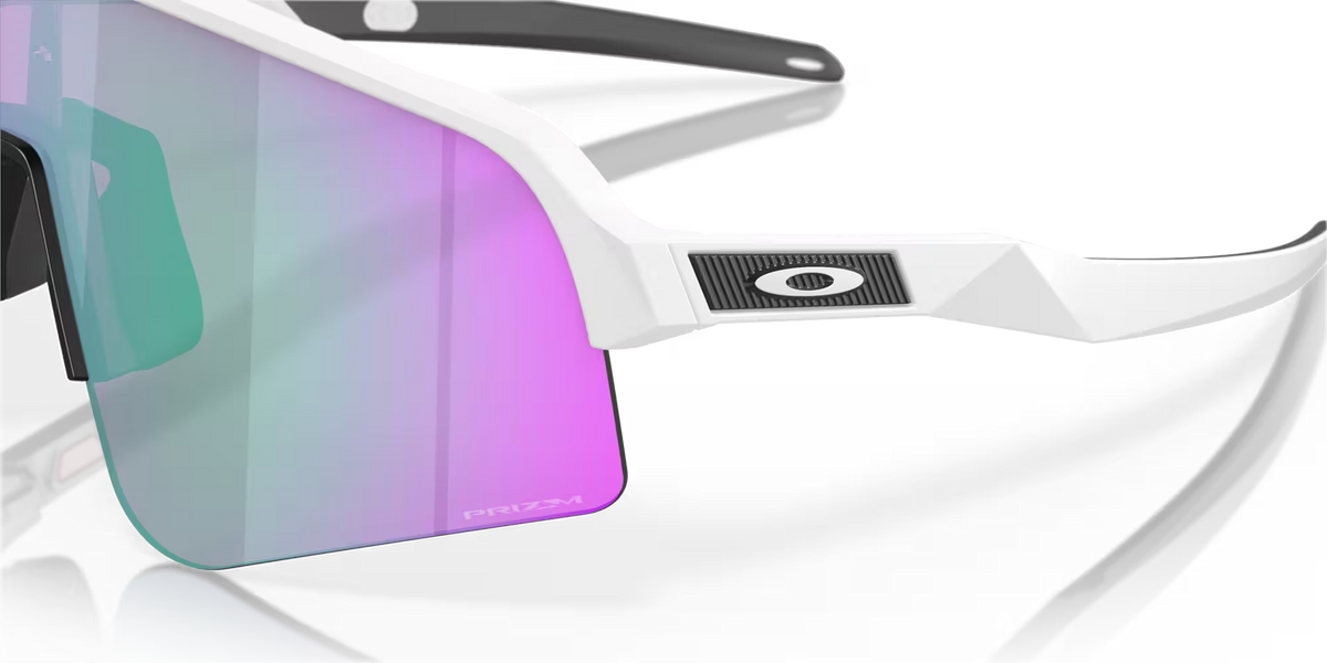 Gros plan sur les lunettes Oakley Sutro Lite Sweep Matte White Prizm Road Jade, mettant en évidence le logo Oakley, la monture blanche et les verres teintés Prizm Road Jade.
