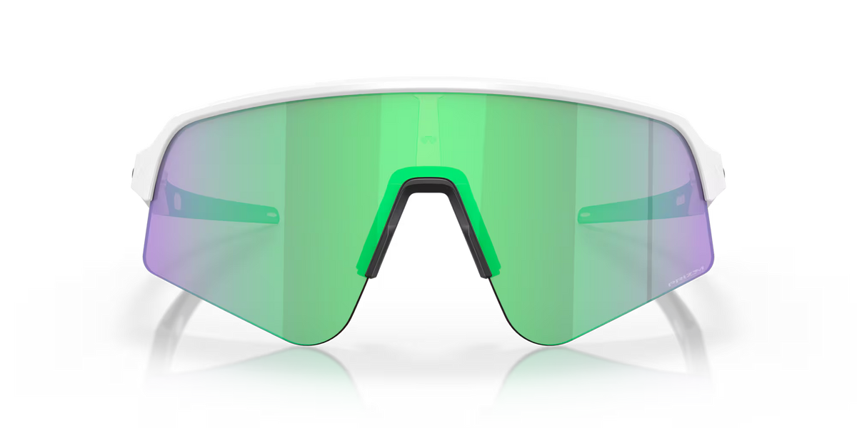 Occhiali da sole Oakley Sutro Lite Sweep Matte White con lenti Prizm Road Jade, vista frontale con aste aperte.