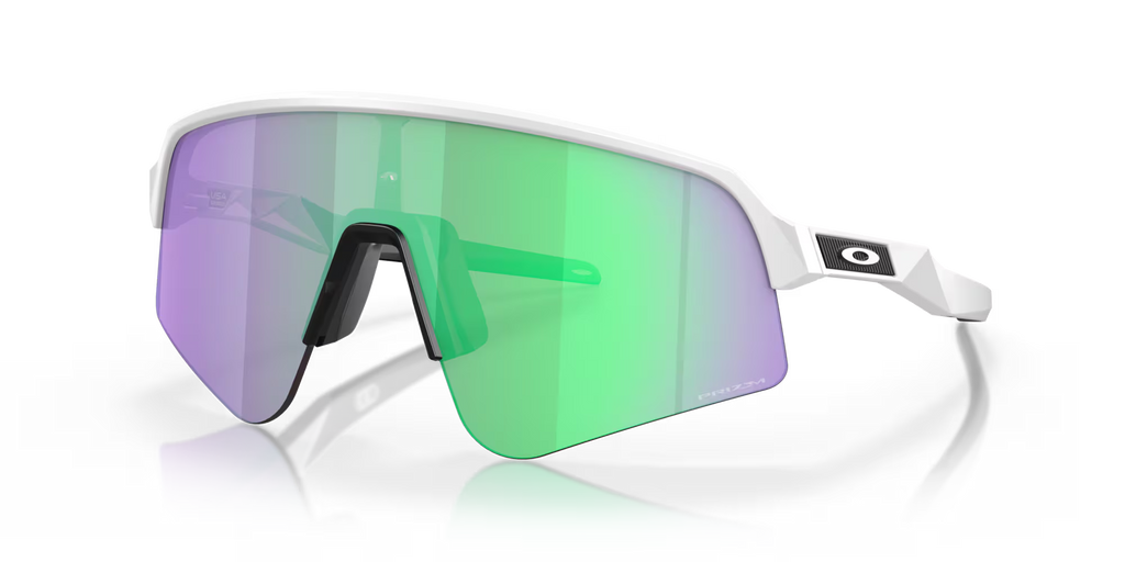 Lunettes de soleil sport Oakley Sutro Lite Sweep Matte White Prizm Road Jade, vue de face en trois quarts avec monture blanche mate et verres Prizm Road Jade.