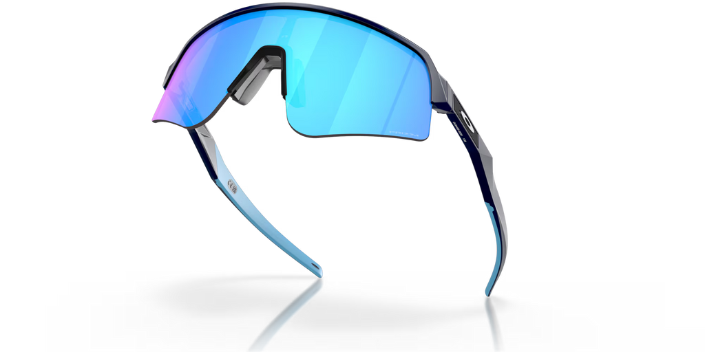 Lunettes de soleil Oakley Sutro Lite Sweep Matte Navy Prizm Sapphire, vue du dessous mettant en évidence la monture, les verres et les branches.
