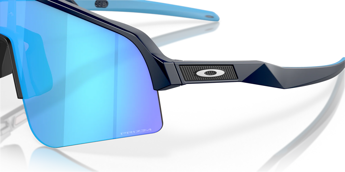 Gros plan sur les lunettes Oakley Sutro Lite Sweep Matte Navy Prizm Sapphire, mettant en évidence le logo Oakley, la monture bleu marine et les verres bleus.