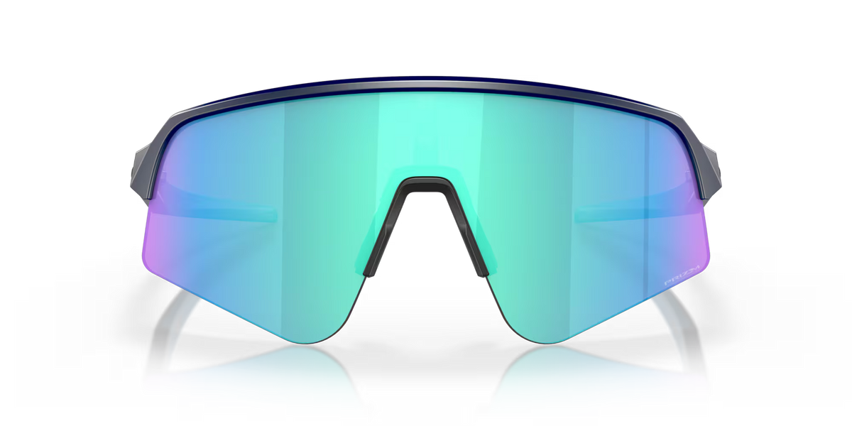 Occhiali da sole Oakley Sutro Lite Sweep Matte Navy con lenti Prizm Sapphire, vista frontale con aste aperte.
