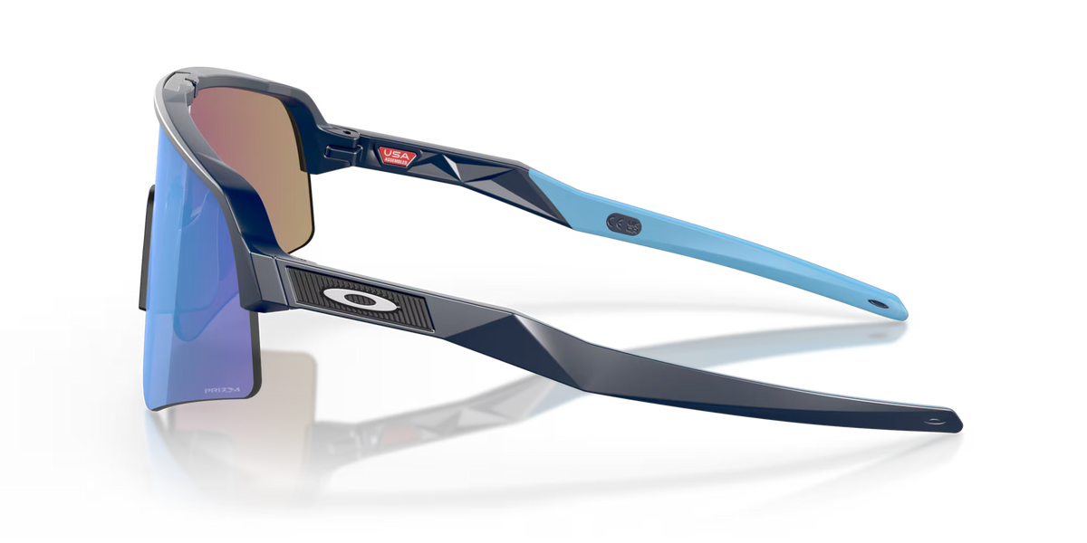Occhiali da sole sportivi Oakley Sutro Lite Sweep Matte Navy Prizm Sapphire, vista laterale con montatura blu navy opaca e lenti blu.