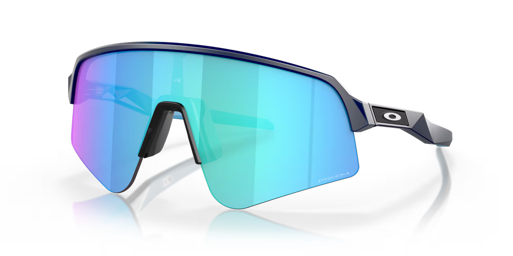 Lunettes de soleil sport Oakley Sutro Lite Sweep Matte Navy Prizm Sapphire, vue de face en trois quarts avec monture bleu marine mate et verres Prizm Sapphire.