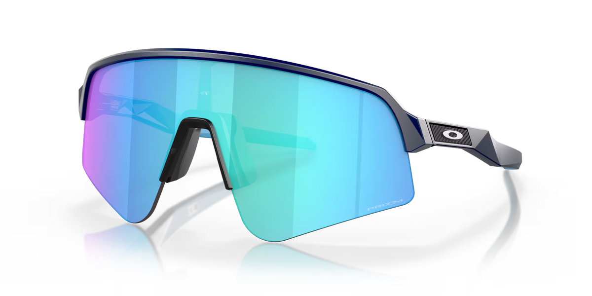 Lunettes de soleil sport Oakley Sutro Lite Sweep Matte Navy Prizm Sapphire, vue de face en trois quarts avec monture bleu marine mate et verres Prizm Sapphire.