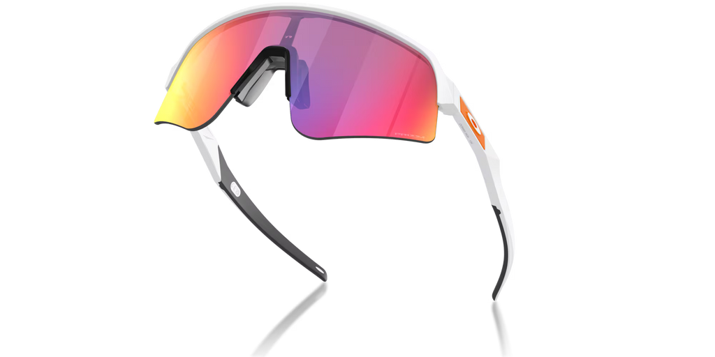 Lunettes de soleil Oakley Sutro Lite Sweep Matte White Prizm Road, vue par-dessous mettant en valeur la monture blanche et la forme enveloppante