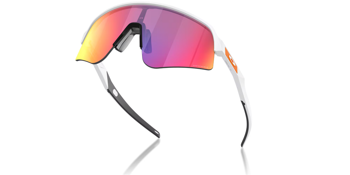Lunettes de soleil Oakley Sutro Lite Sweep Matte White Prizm Road, vue par-dessous mettant en valeur la monture blanche et la forme enveloppante